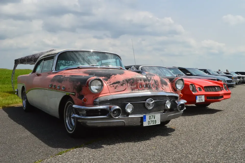 US Cars Fest Krásno 2024 – Buick 1956 s patinou a červené Camaro