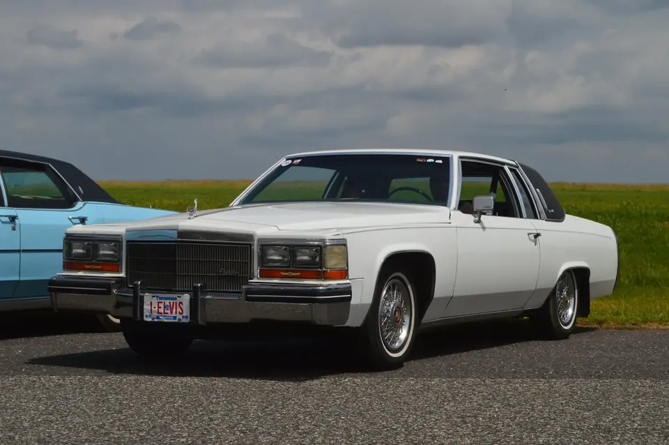 US Cars Fest Krásno 2024 – Cadillac Fleetwood Brougham bílé kupé