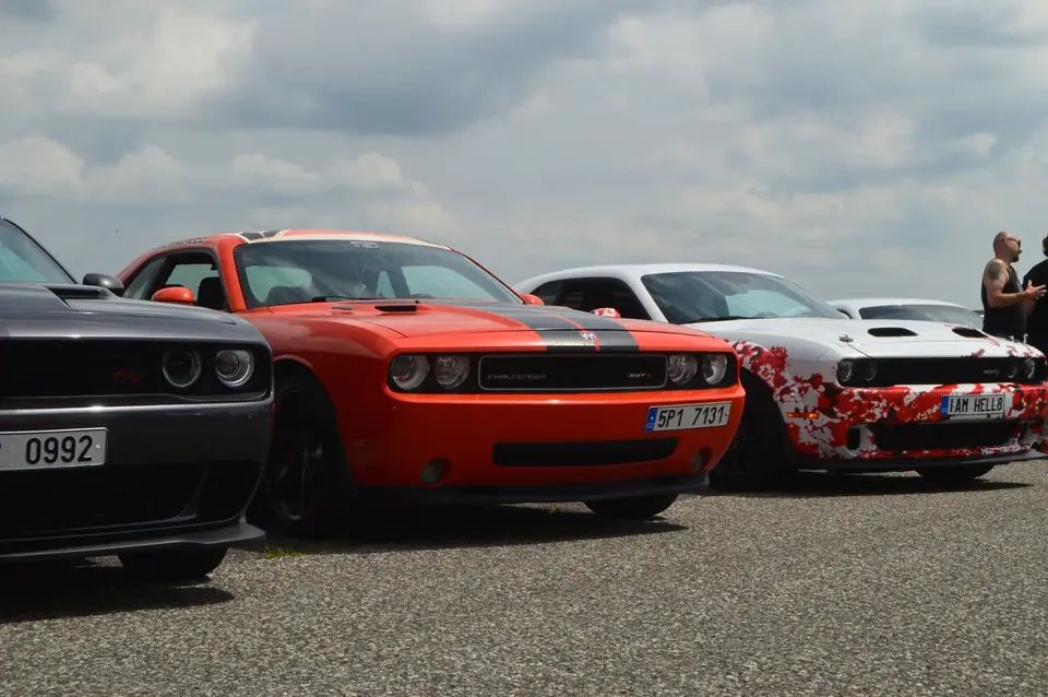 US Cars Fest Krásno 2024 – Dodge Challenger SRT8 oranžový a bílý