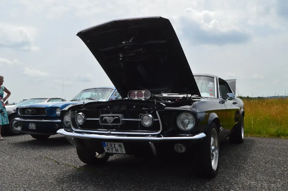 US Cars Fest Krásno 2024 – Ford Mustang 1967 s otevřenou kapotou
