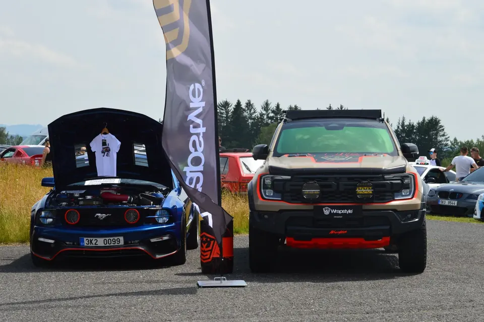 US Cars Fest Krásno 2024 – Ford Mustang GT s kompresorem a Ford Ranger Raptor Wrapstyle