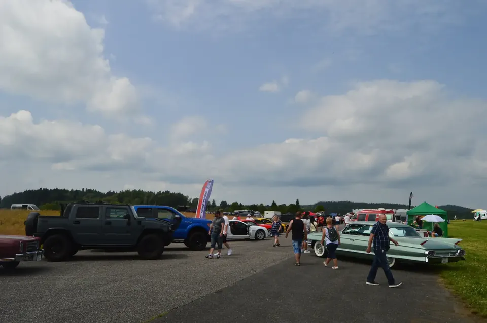 US Cars Fest Krásno 2024 – Letiště – pohled na výstavu aut