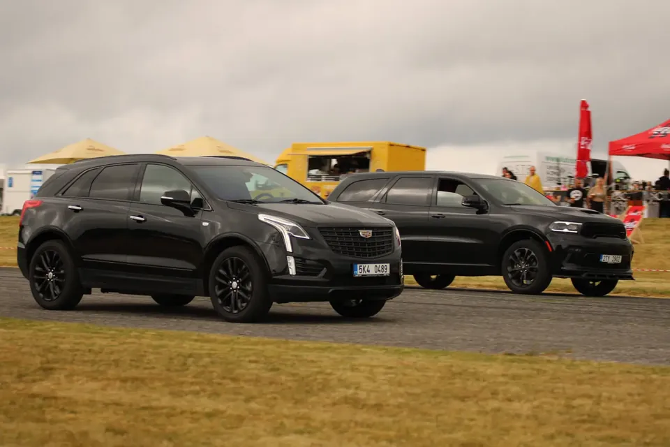 US Cars Fest Krásno 2025 – Cadillac XT5 a Dodge Durango při rozjezdu