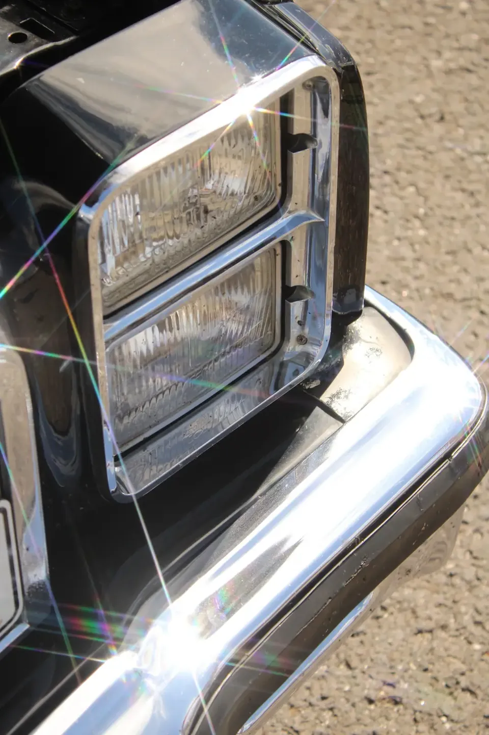 US Cars Fest Krásno 2025 – Chrom, světlomet a nárazník – detail