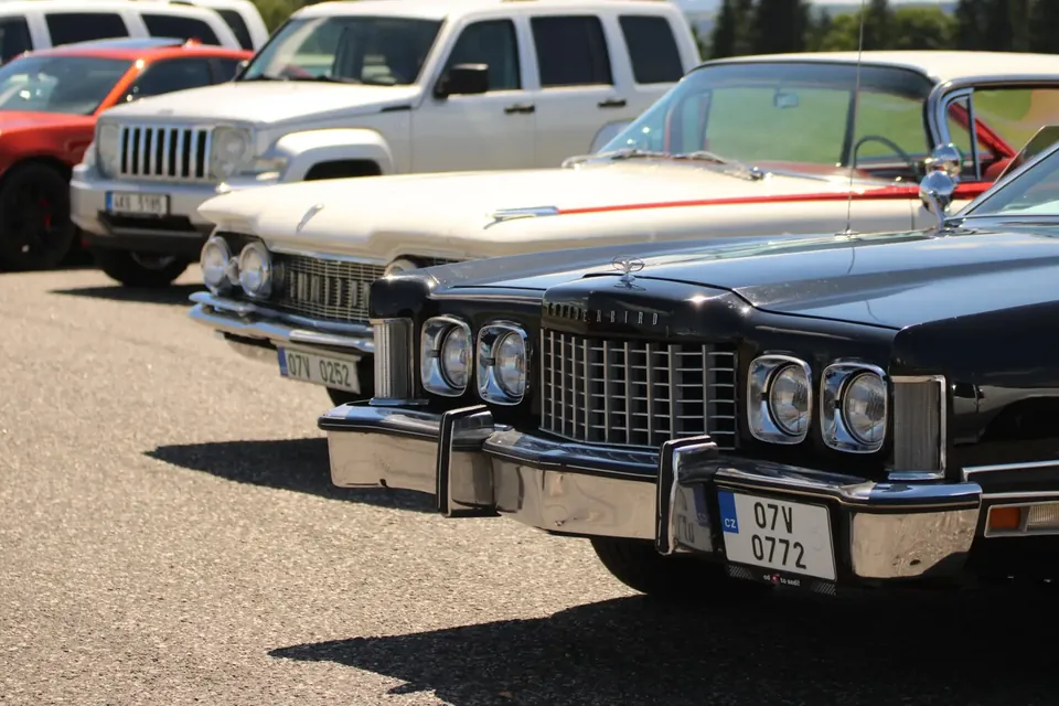 US Cars Fest Krásno 2025 – Ford Thunderbird 1973 černý, přední část